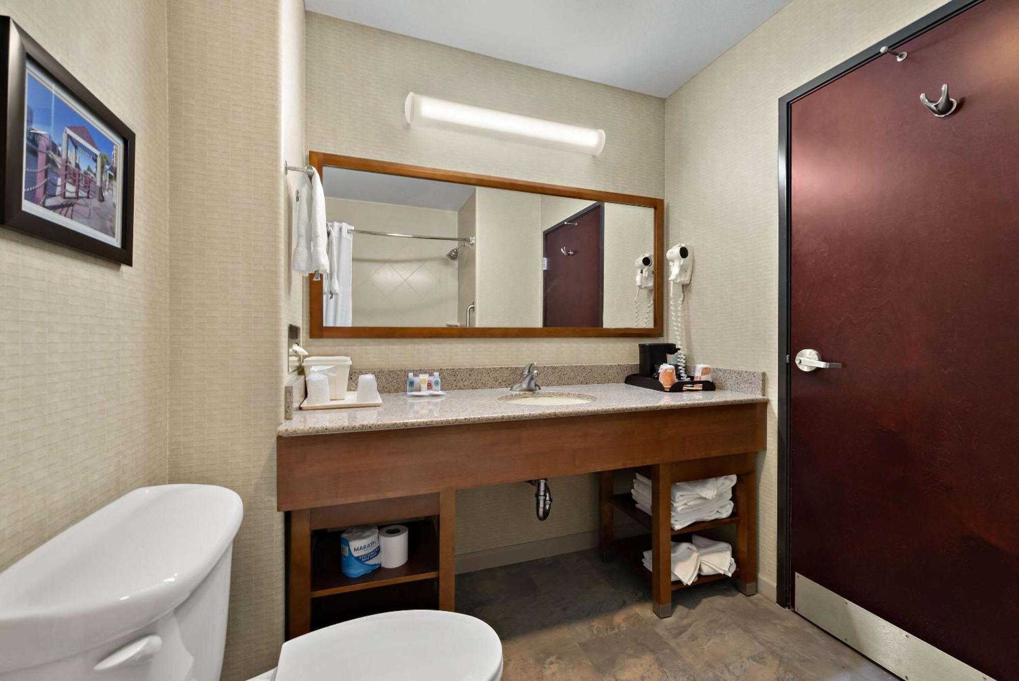 Comfort Inn & Suites Airport Convention Center Reno Exterior photo