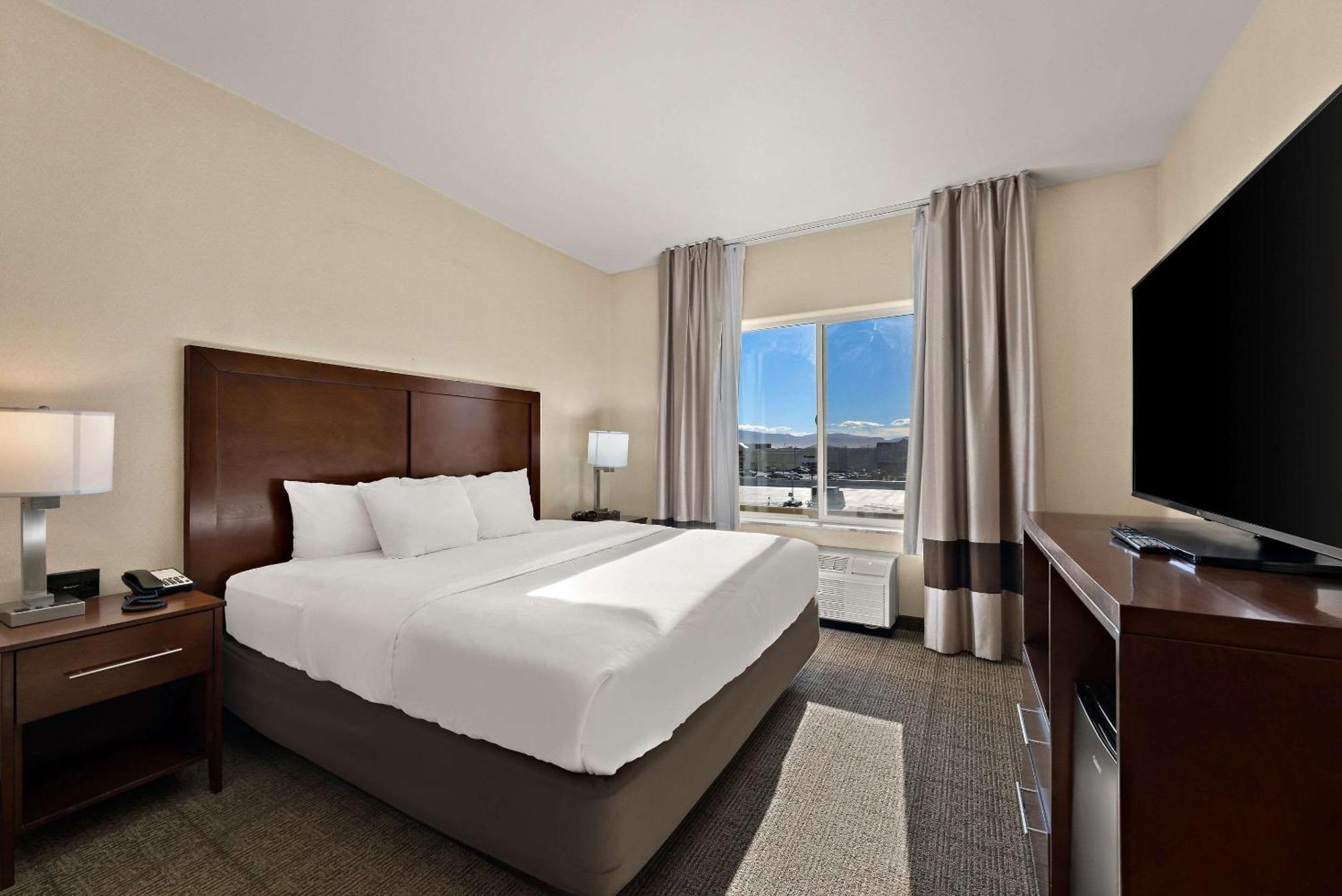 Comfort Inn & Suites Airport Convention Center Reno Exterior photo