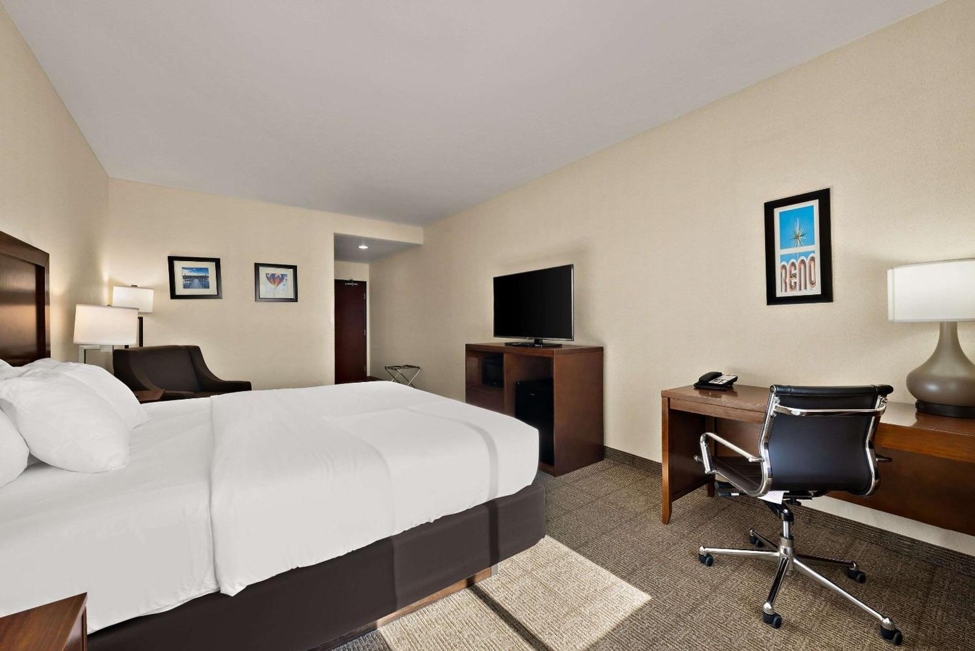 Comfort Inn & Suites Airport Convention Center Reno Exterior photo