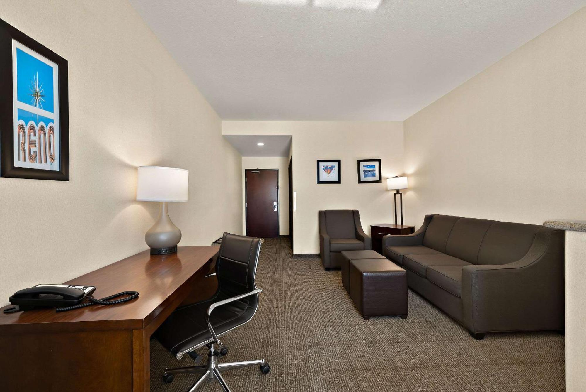 Comfort Inn & Suites Airport Convention Center Reno Exterior photo