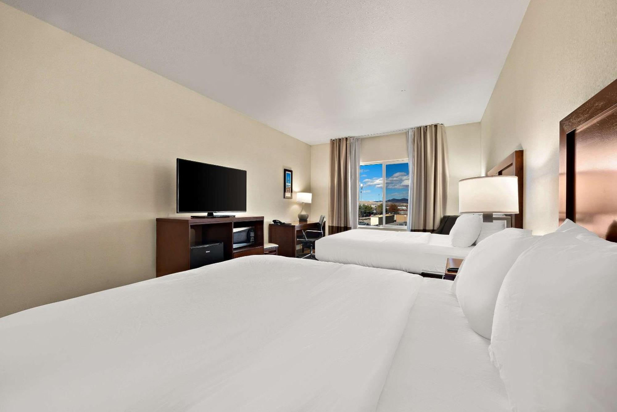 Comfort Inn & Suites Airport Convention Center Reno Exterior photo