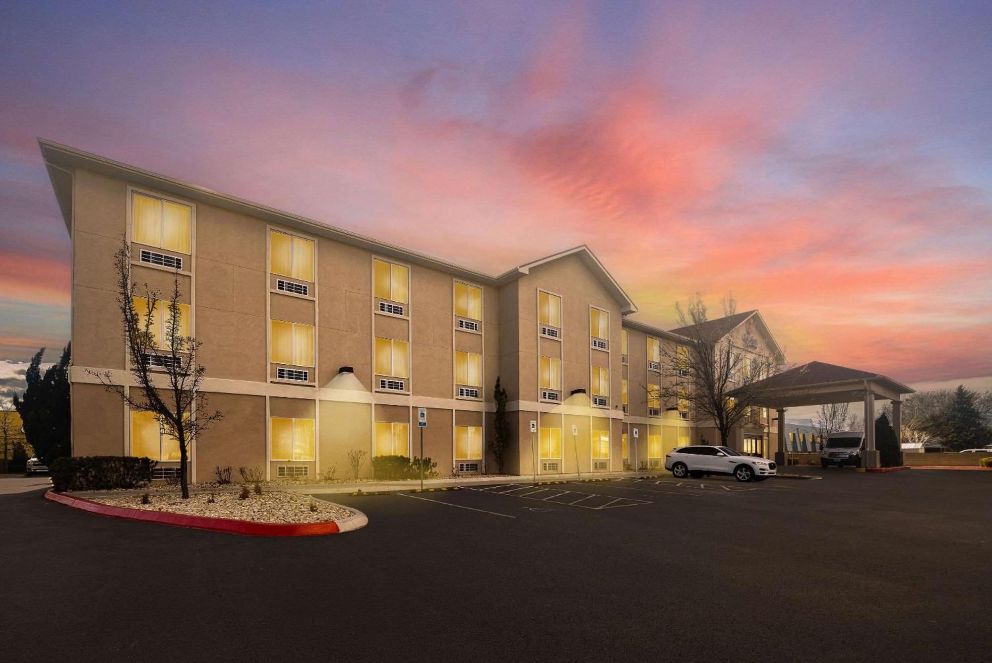 Comfort Inn & Suites Airport Convention Center Reno Exterior photo